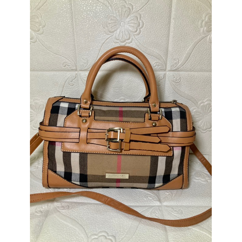 กระเป๋าสะพายข้าง Burberry ขนาดฐาน13สูง7นิ้ว พร้อมสายสะพายยาวสายเทียบ งานมือสอง