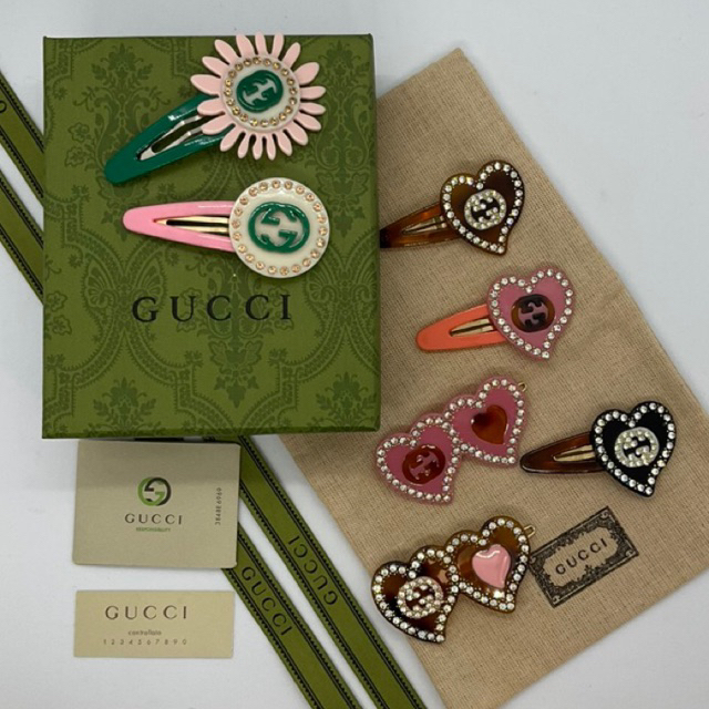 พร้อมส่งในไทย กิ๊บติดผม GG Hair Clip wite Flower and Heart งานสวย พร้อมโลโก้ กิ๊บติดผมหน้ามา ด้านข้าง