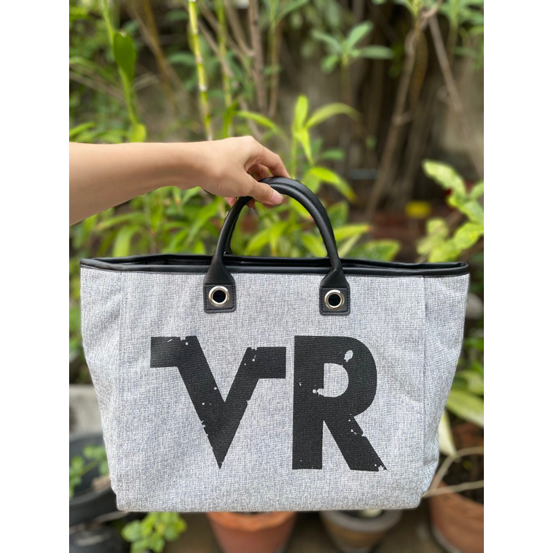 พร้อมส่ง กระเป๋า Valentino Rudy Tote Bag วาเลนติโน่ รูดี้ ของแท้