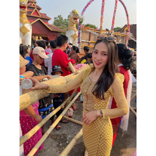 ✅ส่งต่อชุดแม่ค้าค่ะ✅เสื้อมอญประยุกต์ สีเหลืองทอง ลวดลายลายทอทั้งผืน