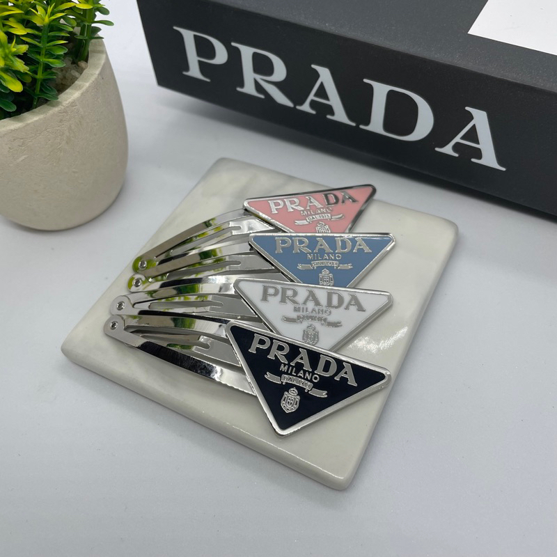ส่งจากไทย Prada Hair Clip ไว้ติดผม โลโก้ปราด้า งานสวย มี 2 สีให้เลือก ติดได้ ซ้าย และ ขาว