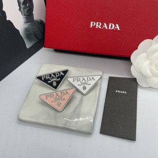 พร้อมส่งในไทย 🚩 Prada Logo Brooch เข็มกลัดปราด้า  กลัดสูท โลโก้ปราด้า งานสวยมาก