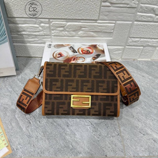 กระเป๋าสะพายข้าง Fendi