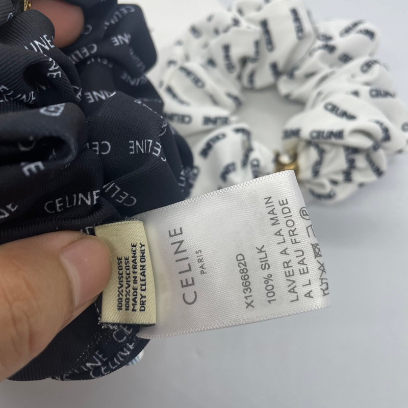 ผ้ารัดผม ลิซ่า CL SCRUNCHY RAYURE BRACELET  รัดแขนแบบลิซ่า เก๋ไปอีกแบบ ผ้าสกรีนลายโลโก้ ผ้าเนื้อนุ่ม ไหมอย่างดี