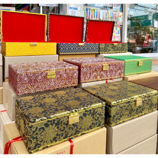 กล่องกำมะหยี่ 3 ชั้น ผ้าไหมลายทอง-ดำ ขนาด 22x32x11 cm. 54 ช่อง ขนาดช่อง 4x5.5 cm. ใหม่เพิ่มทรัพย์กล่องพระ