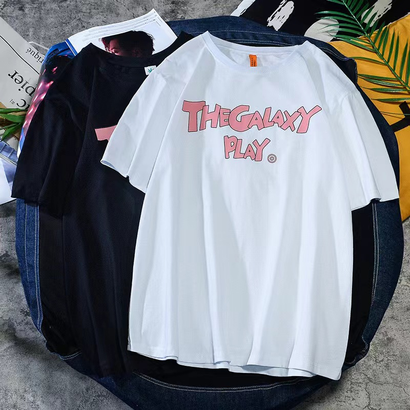 PX เสื้อคู่ Unisex เสื้ัอลำลอง เสื้อยืด แขนสั้น คอกลม ลายพิมพ์สีชมพูสุดหวาน เสื้อคู่ลายภาษาอังกฤษ The Galaxy Play