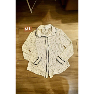 เสื้อเชิ๊ต ลายลูกไม้  สีขาว see though ทั้งตัว 35 บาท ก่อนยืด-ตึงสุด  อก 40-43" ยาว 23"