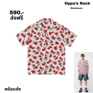 เสื้อเชิ้ตแขนสั้นสีขาว ลายดอกกุหลาบแดง