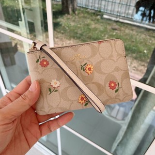 กระเป๋าคล้องมือCorner Zip Wristlet In Signature Canvas With Nostalgic Ditsy Print 
Style No. CH478