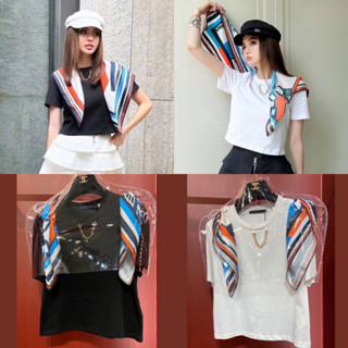 B665 : เสื้อยืดแขนสั้น ผ้าสวยเนื้อเนียนเด้ง ประดับโซ่ช่วงคอปั้มโลโก้ แต่งผ้าพันคอพิมพ์ลายสวย เกร๋⚡️