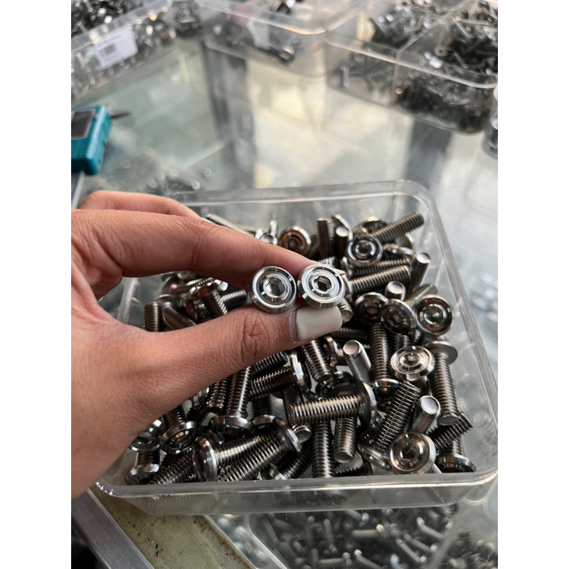 น็อตหัวแบน งานกลึงมือสวยๆ เลส เบอร์12(M8) มีหลายความยาว