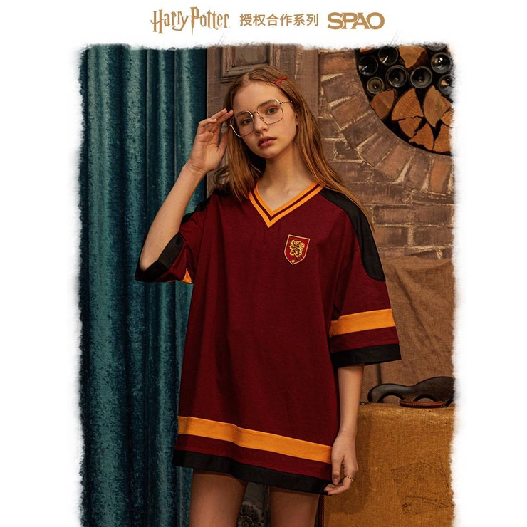 SPAO x Harry Potter เสื้อยืด oversize คอวีสไตล์กีฬา แฮร์รี่พอตเตอร์