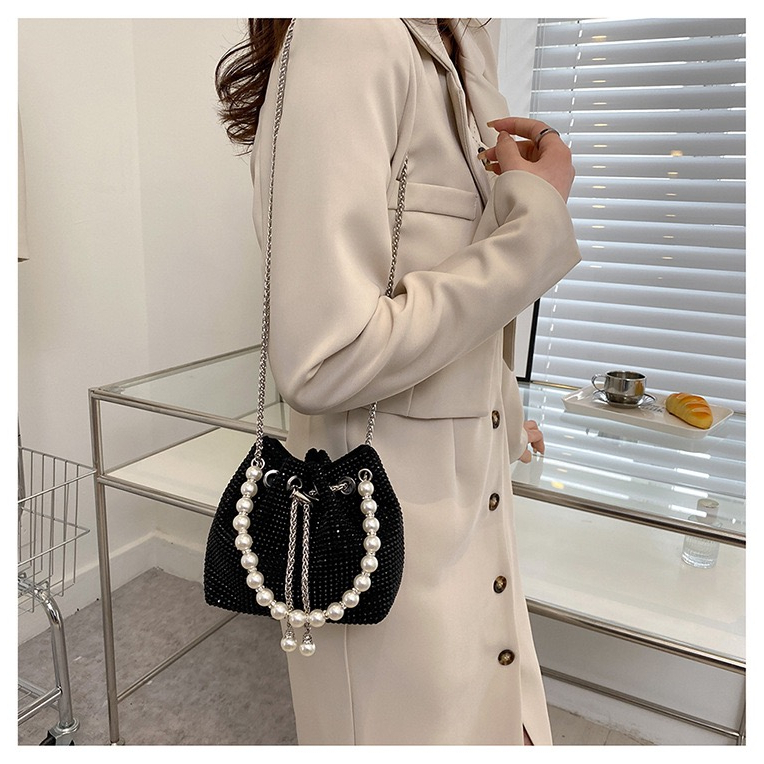 👜พร้อมส่ง👜 กระเป๋าสะพายข้าง กระเป๋า Rhinestone Chain Strip เต็ม Rhinestone Bucket Bag แนวโน้มแฟชั่นเฉพาะกลุ่ม