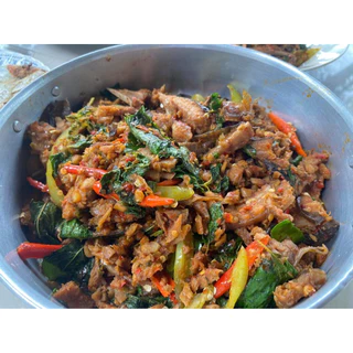ผัดเผ็ดปลากระเบนย่างเตาถ่าน รสเด็ด พร้อมทาน อร่อยจัดจ้าน ผัดสดใหม่ ใส่ใจ ตามออเดอร์ (แพคซีลสุญญากาศ)