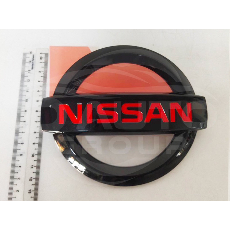 โลโก้ติดฝาท้าย สีดำอักษรแดง สำหรับ NISSAN  NAVARA NP300 , PRO4X,2X (ของแท้100%) 90890-6KH1A