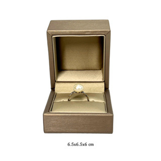 กล่องใส่แหวนกล่องใส่เครื่องประดับกล่องแหวนหนังสีทองภายในผ้าสีทองอ่อนสำหรับใส่แหวน