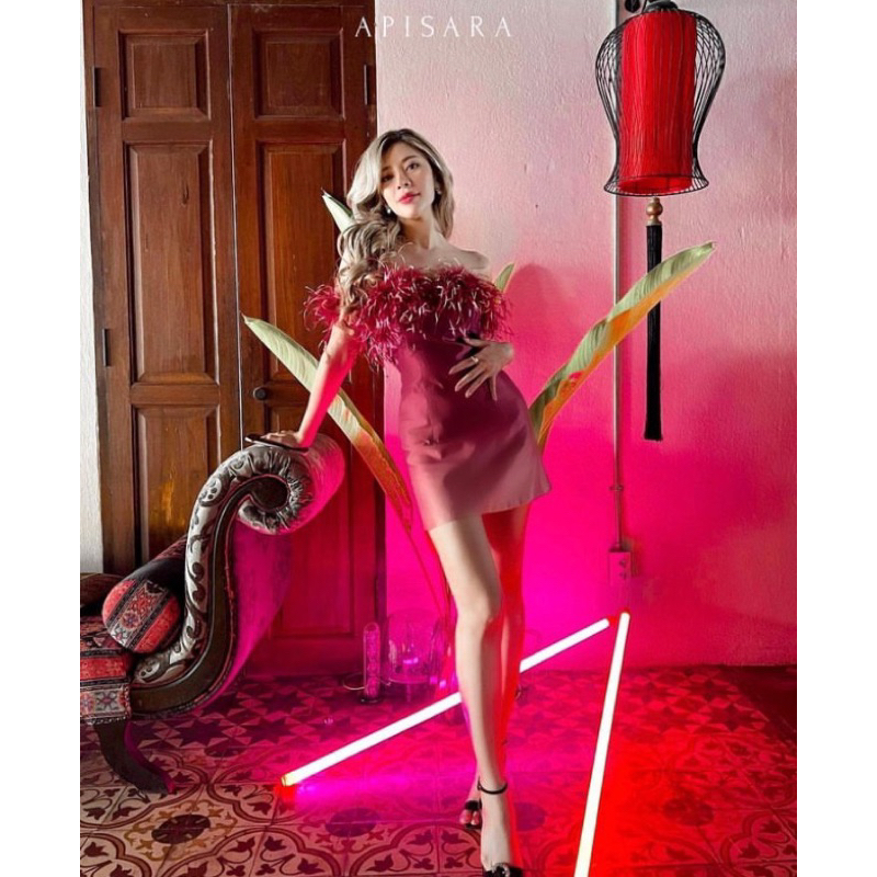 ร้านเช่าชุด เช่า450บาท/5วัน ทักแชทก่อนสั่งค่ะ #เช่าชุดออกงาน แบรนด์ #Apisara  #ชุดขนนกออกงาน #ชุดปาร