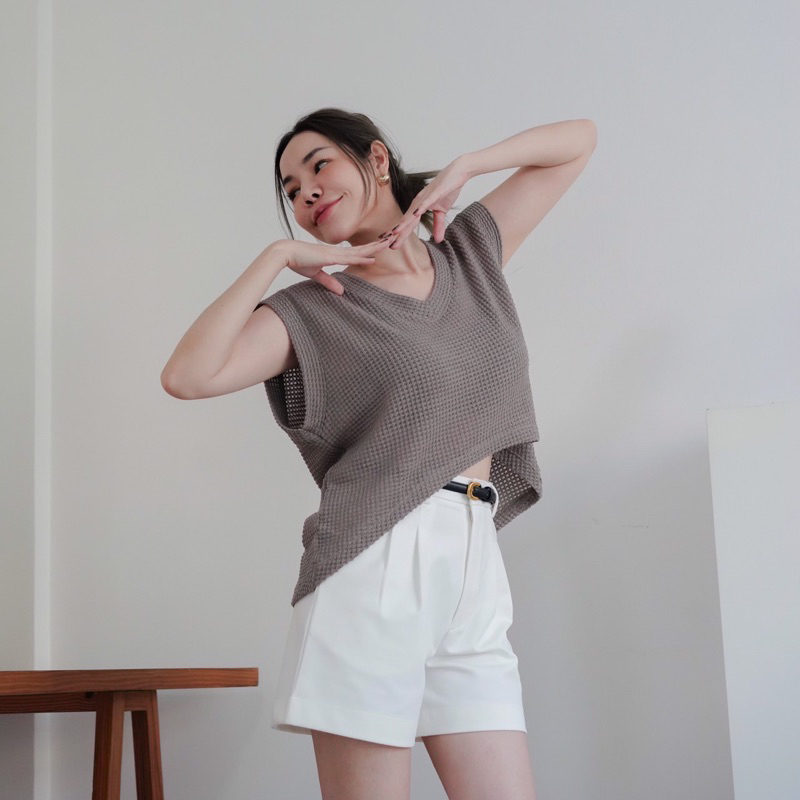 ใส่โค้ด BBWD12 ซื้อครบ 300 บาท ลดทันที 60 บาท Fullmoon Crop เสื้อครอปเเขนกุด คอวี หน้าสั้นหลังยาว