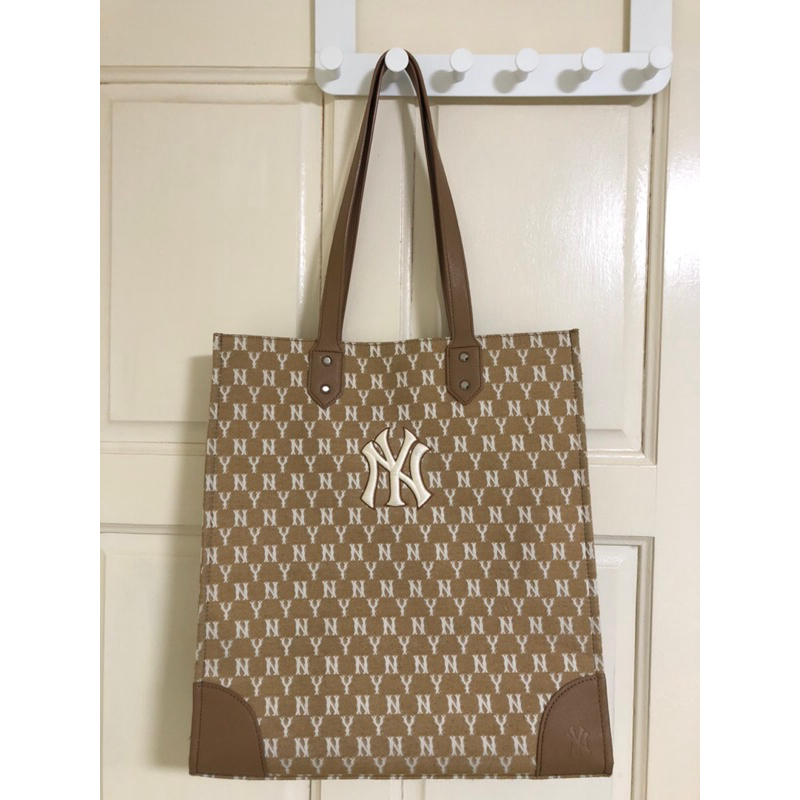 กระเป๋าสะพาย MLB 💼 รับประกันแท้💯% สภาพดี สีน้ำตาลลาย monogram NY