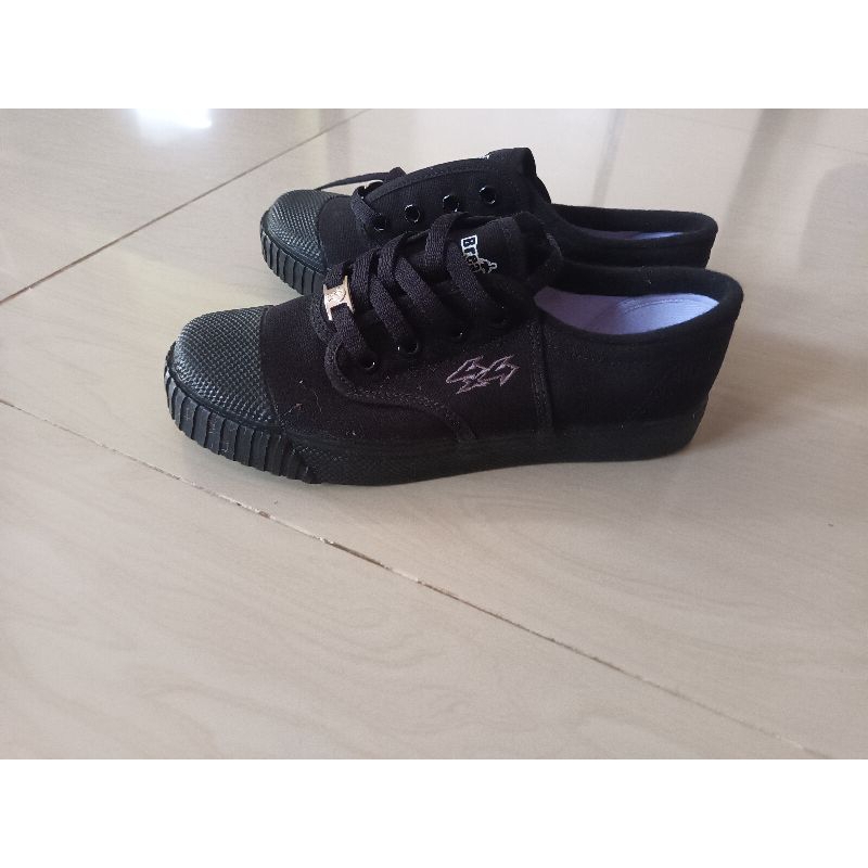 รองเท้านักเรียนชาย สีดำ breaker