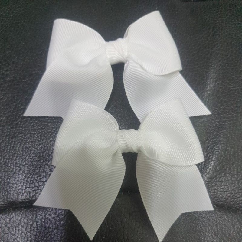 โบว์ผ้าเฟอร์สีขาว ขนาด 1.5 นิ้ว ทำสำเร็จตามรูป ติดด้วยกิ๊บหรือยาง ขายเป็นคู่
