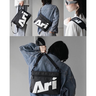 กระเป๋าสะพายข้าง ARI TOP DYED SACOCHE BAG - BLACK/WHITE ของแท้