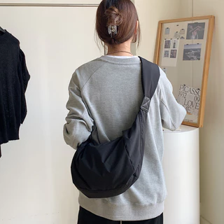 [ใช้2โค้ดส่งฟรี+ลดเพิ่ม]กระเป๋า Nylon bag ทรงhalf moon มินิมอลเกาหลี 2 สี F015