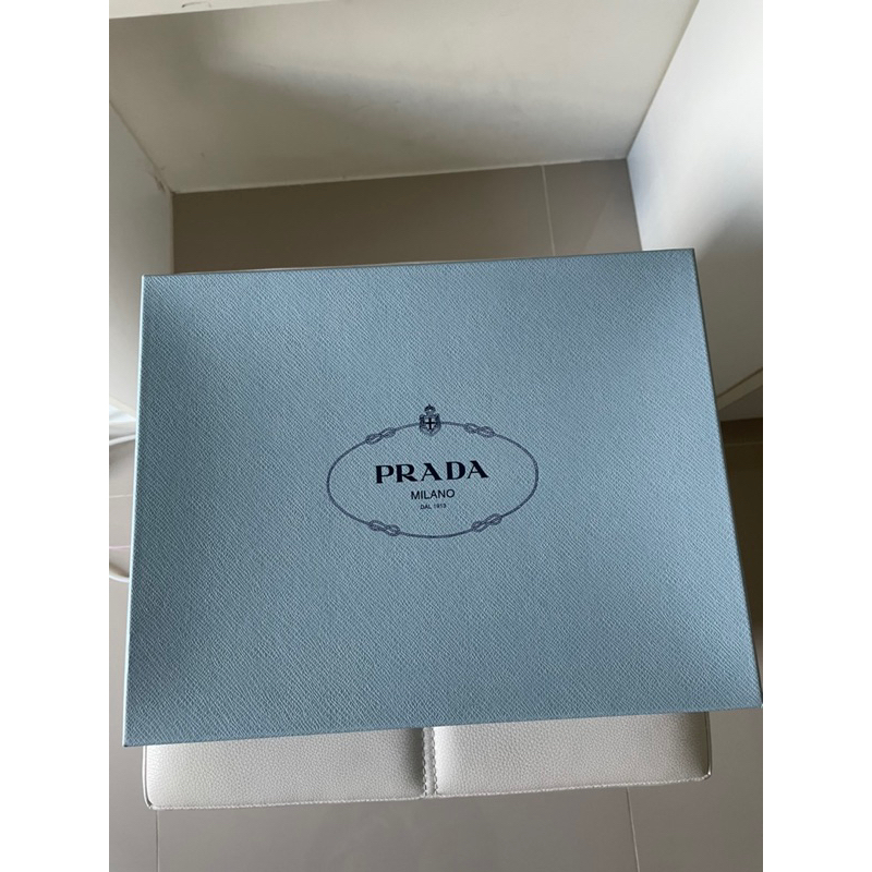 กล่อง Prada แท้ สภาพสวย