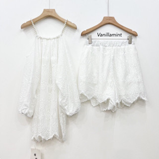 Set lace เซทเสื้อเว้าไหล่ผ้าลูกไม้ฉลุลาย สไตล์ลูกคุณมากค่า มาพร้อมกางเกงเข้าชุด