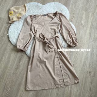 [พร้อมส่ง] เดรสครีมผ่าสูงผูกเอว มินิมอล