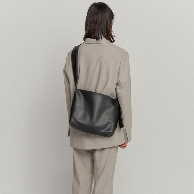 Zeno Bag กระเป๋าสะพายข้างหนังนิ่ม รูปที่ 6