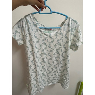 เสื้อยืดลายดอก uniqlo x Laura Ashley มือ2 ‼️งดต่อราคา