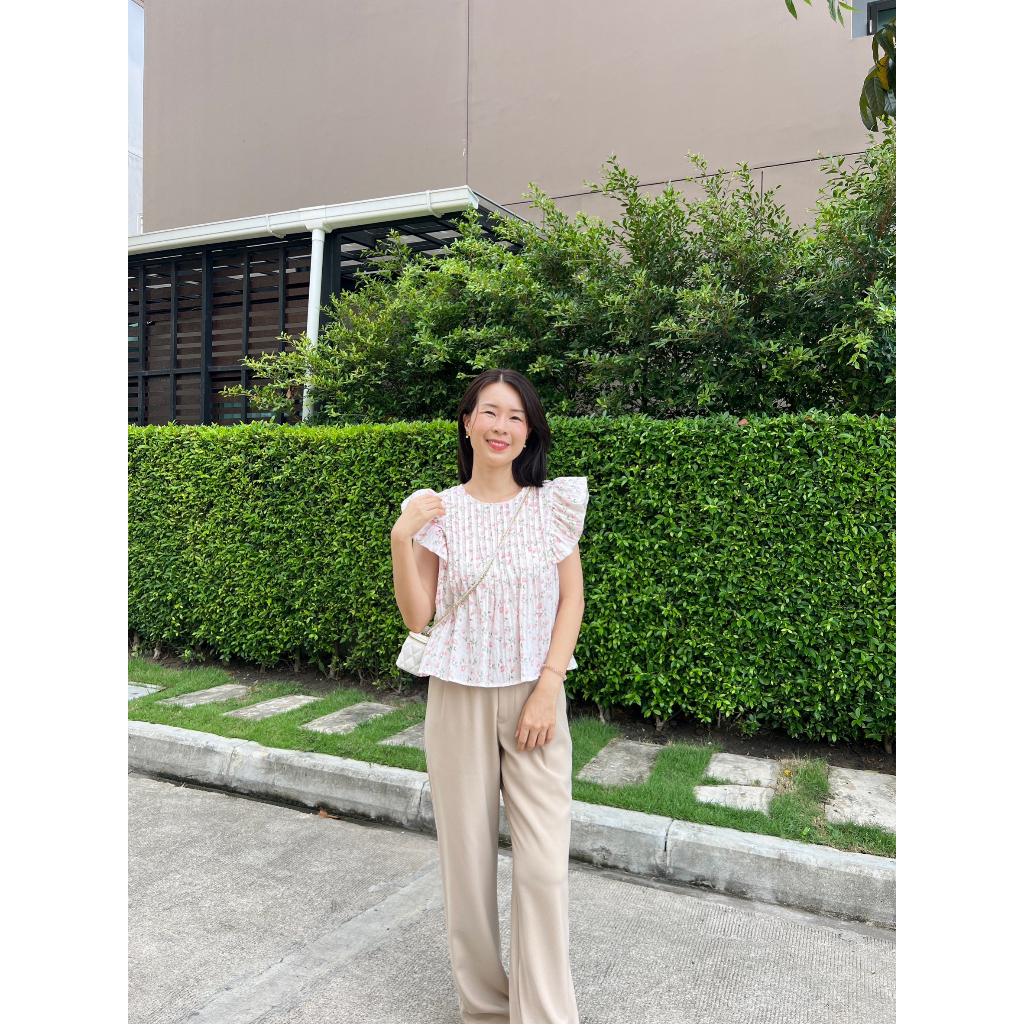 Blossom Blouse {รอบอกเสื้อ38”} กับแขนกุดระบายปีกนก ผ้าน่ารัก นิ่มใส่สบายสกรีนลายดอก