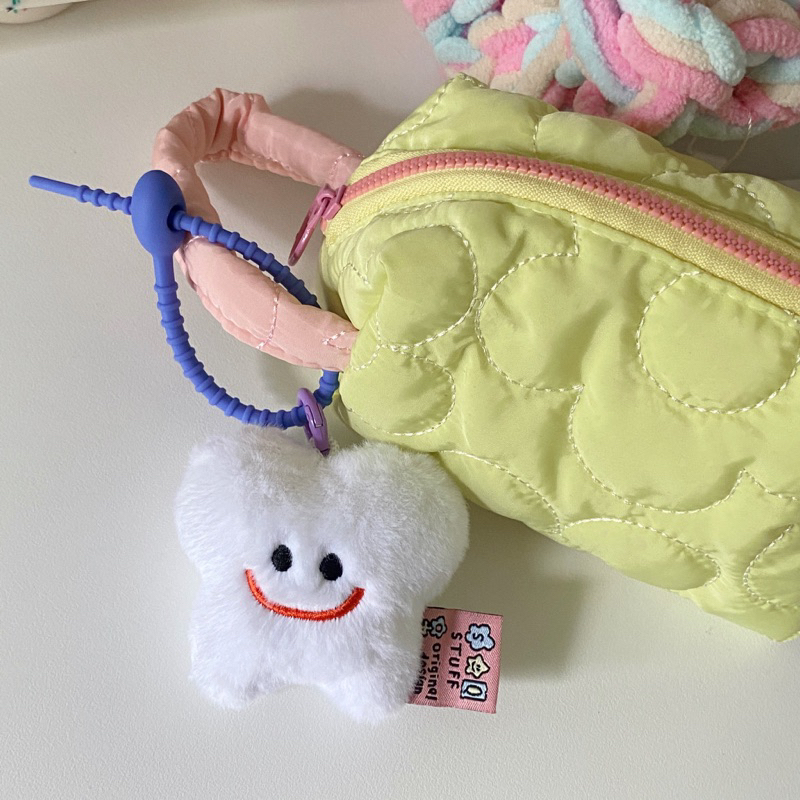 (พร้อมส่ง) ตุ๊กตาห้อยกระเป๋าน้องฟันตัวจิ๋ว soqstuff 8*8 cm พร้อมสายห้อยปรับระดับได้ happy teeth plushie