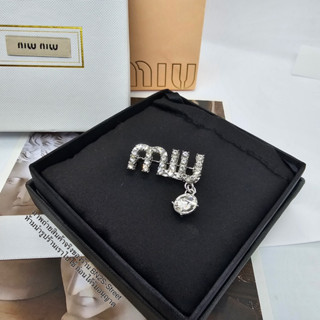 MIU MIU Brooch with crystal pendant เข็มกลัด มิว มิว ประดับคริสตัล โลโก้ MIU โดดเด่น สวยเด่นมาก ตุ้งติ้งเพชร ภาพถ่ายจริง