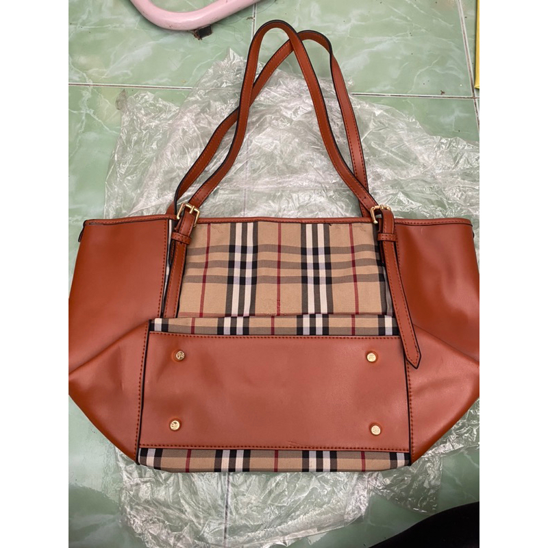 กระเป๋าช้อปปิ้งBurberry มือสองไม่แท้