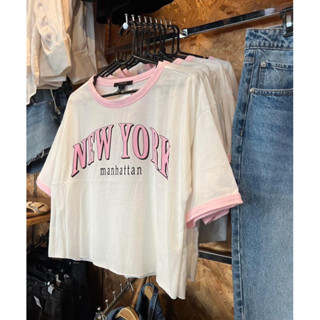 เสื้อทรงครอปคอกลม Forever 21 Graphic Cropped Top  สกรีนลาย New York ฟ้อนต์ชมพู สีขาว