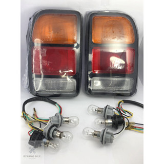 ไฟท้าย Mazda 1400 / M1400 พร้อมขั้วและหลอด ทั้งชุด (เลือกข้างซ้าย/ขวา/1คู่ ได้) เกรดงานอย่างดี - ไฟท้าย มาสด้า แฟมิเลีย