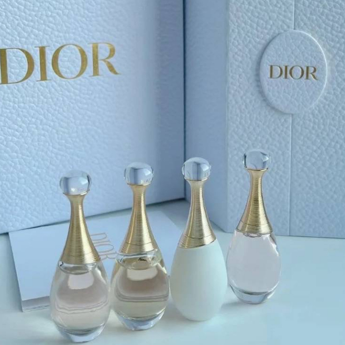 Dior Perfume Miniature Castle Set  2023 ( 4 กลิ่น ) **สอบถามก่อนกดสั่งซื้อ**