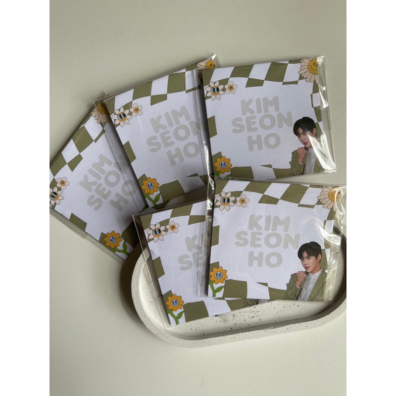 กระดาษโน๊ต  ❌ขั้นต่ำ 30 ก้อน❌    อ่านรายละเอียดด้วยนะคะ  กระดาษโน๊ตสั่งทำ  คละลายได้