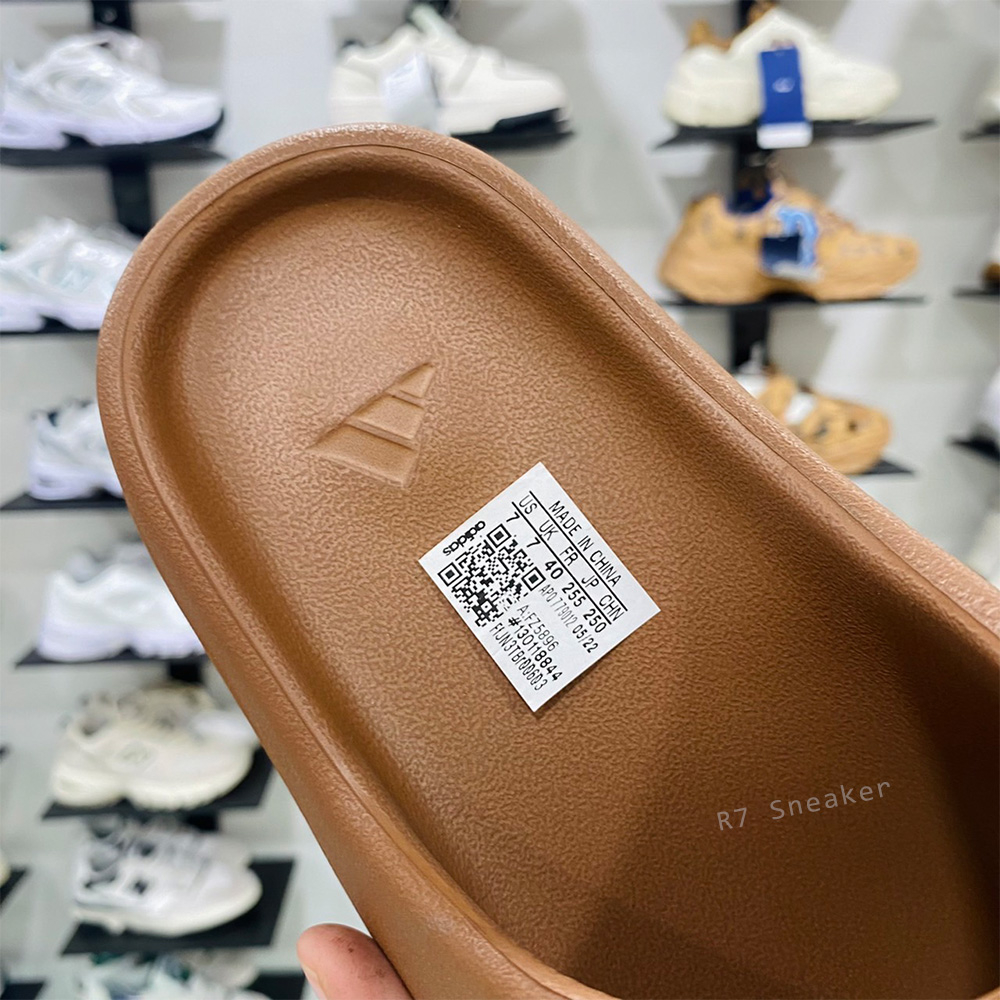 🔥YZY Slide Sandals🔥รองเท้าแตะชายหญิง Yeezy Slide เทียบงาน 1:1 พื้นนุ่มใส่สบาย【พร้อมส่ง💯/ รุ่นนี้ใส่ไซส์ปกติ】
