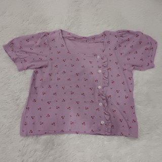 เสื้อแฟชั่น ลายเชอรี่สีม่วงแขนสั้น แต่งระบายมือสอง อกหน้าผ้า 40 ยาว 21 นิ้ว กระดุมหน้าใช้งานได้จริง ไม่มีตำหนิใดๆ