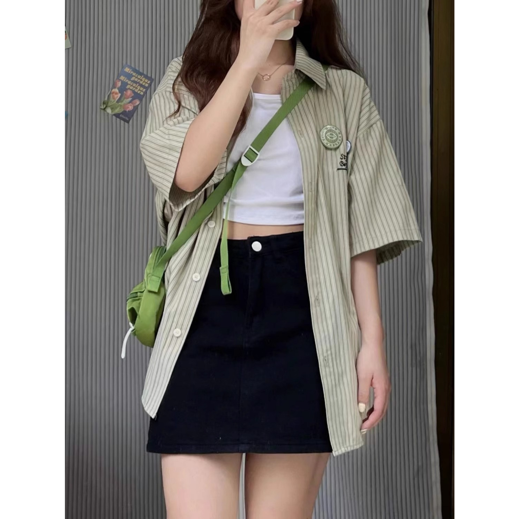 COD😁PBB2010😁เสื้อเชิ้ตลายทางงานปักตัวอักษรผู้หญิง oversize เสื้อคอปกแขนสั้นแฟชั่นเกาหลีย้อนยุคลำลอง 