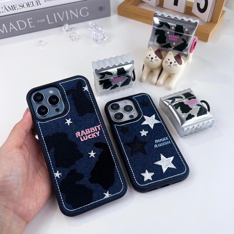 [i15]พร้อมส่ง T6S30&A4 Set case เคสยีนส์กระต่ายหมายจันทร์,ดวงดาว สำหรับ iPhone+AirPods เคสผ้า เคสไอโฟน 14plus,15Promax
