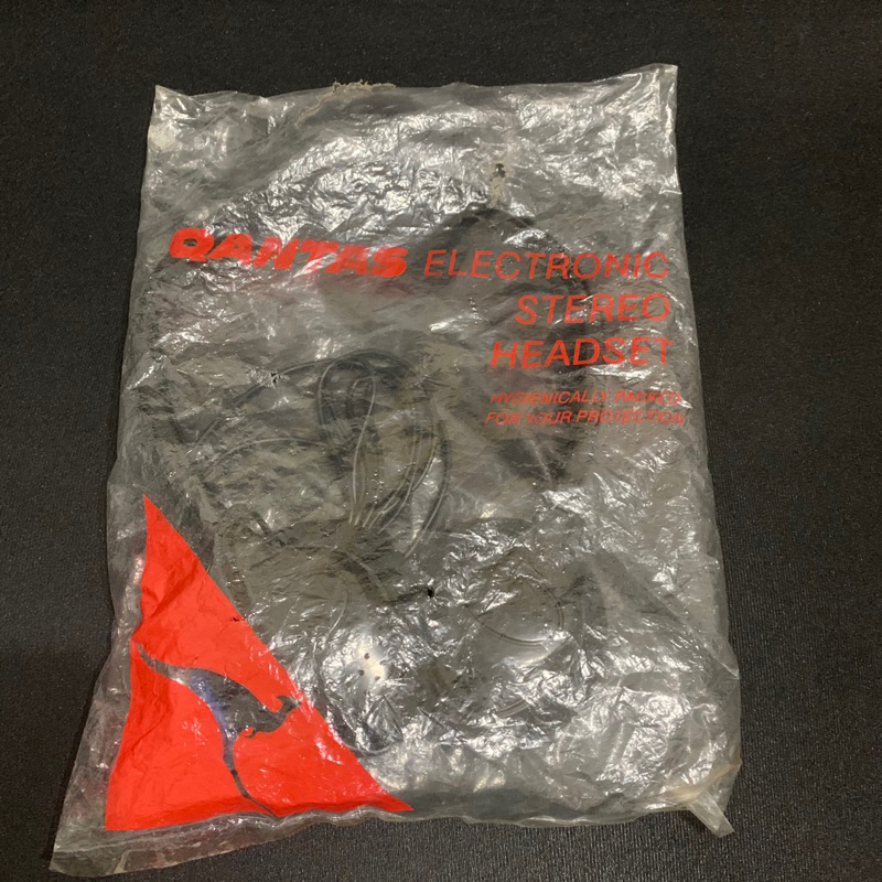 QANTAS ELETRONIC STEREO HEADSET หูฟังแจ็ค 3.5 mm ยังไม่แกะซอง