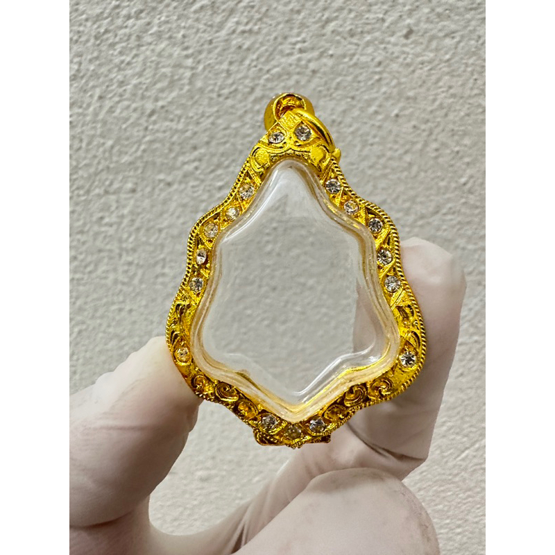 กรอบพระตลับพระงานชุบทองหลวงพ่อกรวยงานล้อมเพชร ขนาดวัดได้2.7*3.5cm