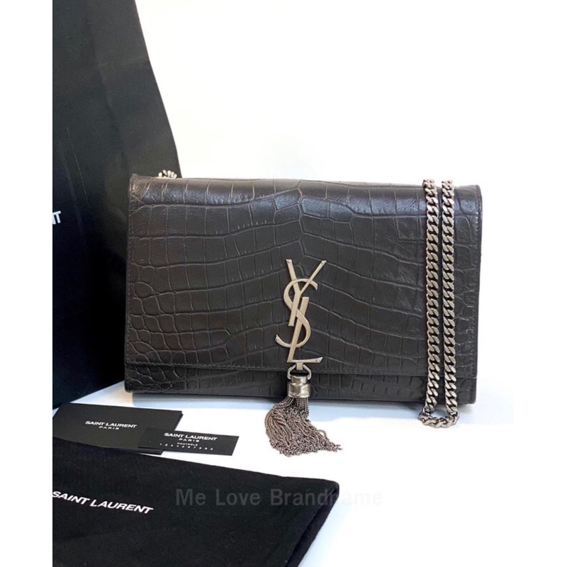 YSL KATE MEDIUM CHAIN BAG WITH TASSEL IN CROCODILE-EMBOSSED SHINY LEATHER (รับประกันสินค้าแท้)