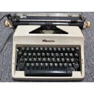 เครื่องพิมพ์ดีดภาษาอังกฤษ Olympia Deluxe Typewriter Made in Western Germany