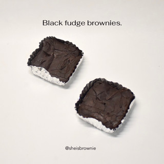 (รอบส่งทางแชท)Black fudge brownie กล่อง 4 ชิ้น หรือ ขนาดปอนด์หั่น49ชิ้นพอดีคำ/ดาร์กชอก70%++,เนยสดแท้