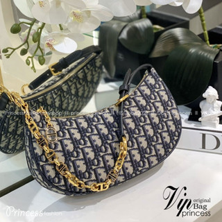 DlOR CD Lounge Bag Blue Oblique Jacquard / Dlor pochette  คอลใหม่ 2023 กระเป๋าสะพายทรงพอช คล้องแขน หรือสะพายไหล่ได้